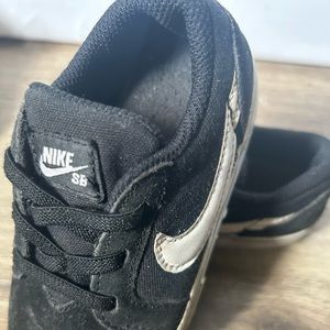 Kids Sneakers - NIKE SB Blazers Black and White size 7 c